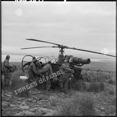 L'alouette du GH 2 (groupe d'hélicoptères n°2) emmène un blessé.