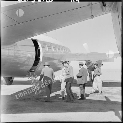 Un groupe d’hommes s’apprêtant à monter dans un avion.