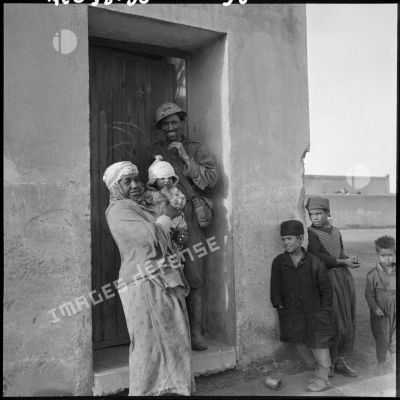 Habitants de la cité ouvrière de Béchar Djedid devant leur maison.