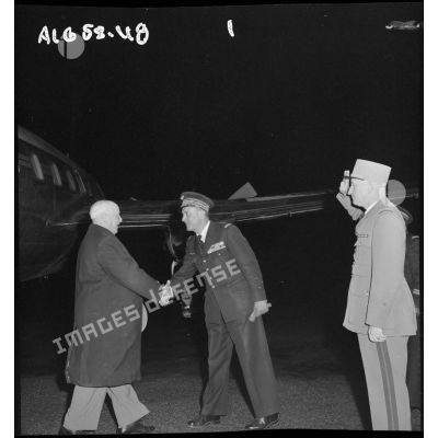 Arrivée de nuit de Louis Christiaens, secrétaire d’État aux forces armées de l'Air, sur la base aérienne de Colomb-Béchar.