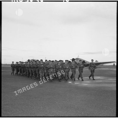 Les commandos de l’Air défilent sur la base aérienne de Colomb-Béchar.