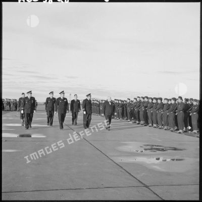 Le secrétaire d'Etat aux forces armées de l'Air Christiaens, passe en revue les troupes de l'armée de l'Air sur la base aérienne de Colomb-Béchar.