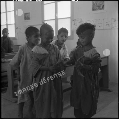 Petits écoliers de l’école de Tindouf en classe.