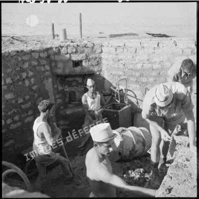 Construction du poste d’Hassi el Moussis, à la frontière marocaine, par les hommes du 3e BILA (3e bataillon d’infanterie légère d’Afrique).