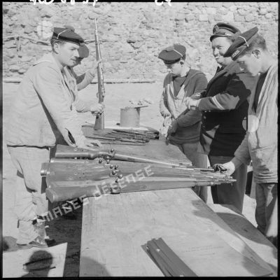 Des marins nettoyant des fusils Mauser.