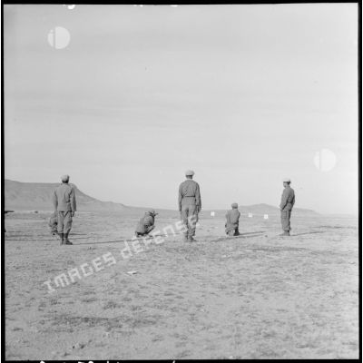 Un groupe d’hommes s’entraîne à tirer au fusil sur le champ de tir de Bou-Saâda.
