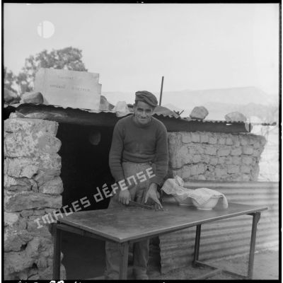 Un homme prépare le repas de la harka de Bou-Saâda.