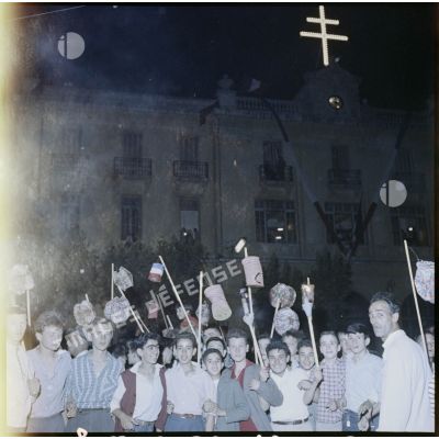 Jeunes garçons de Constantine lors d’une retraite aux flambeaux à l’occasion de la célébration du 18 juin.