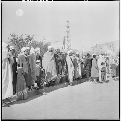La population de Bou-Saâda réunie dans la rue.