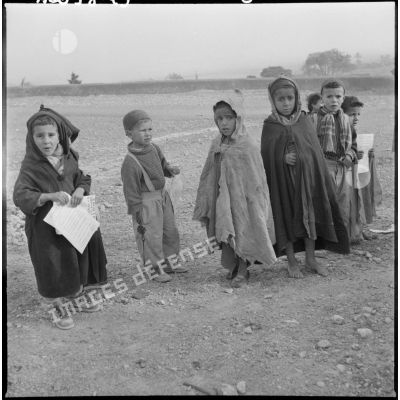 Un groupe d’enfants de Bou-Saâda avec des tracts.
