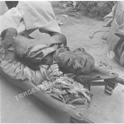 Cadavre d'un harki assassiné par les rebelles à Bouktoub, le 25 février 1958.