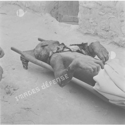 Cadavre d'un harki assassiné par les rebelles à Bouktoub, le 25 février 1958.