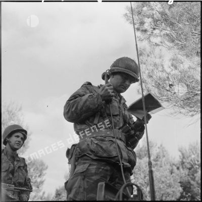 Un capitaine de la 2ème compagnie du 9ème régiment de chasseurs parachutistes (RCP) donne sa position.
