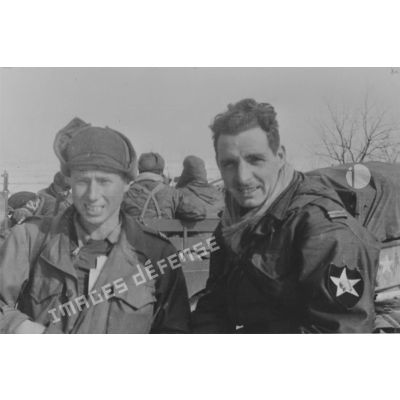 [Départ pour Twin Tunnels le 31 janvier 1951. A gauche le capitaine de Castries, à droite le lieutenant Nicolay tué le lendemain.]