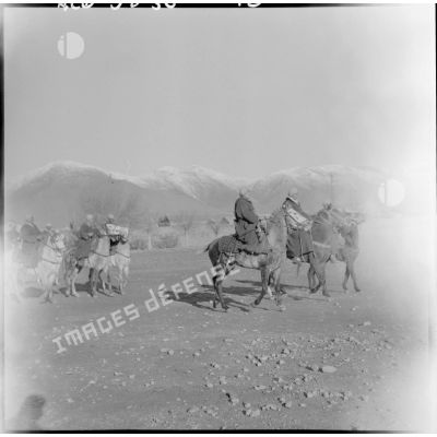 Militaires avec leurs chevaux dans la région de Méchéria.