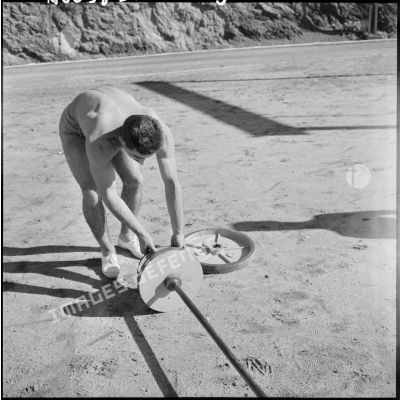 Un haltérophile du centre des fusiliers marins Siroco de Cap Matifou règle ses haltères.