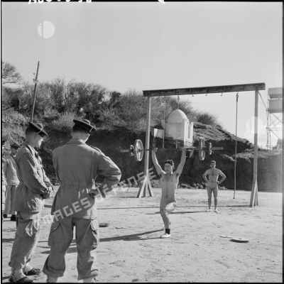 Haltérophiles à l’entraînement au centre des fusiliers marins Siroco de Cap Matifou.