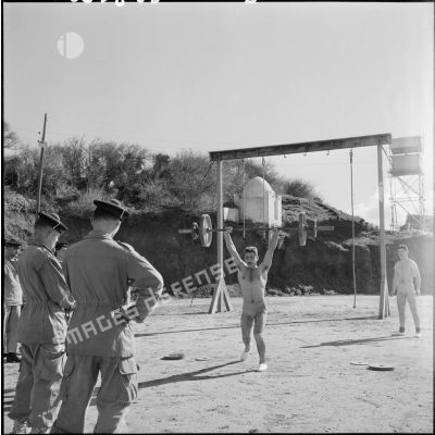 Haltérophiles à l’entraînement au centre des fusiliers marins Siroco de Cap Matifou.
