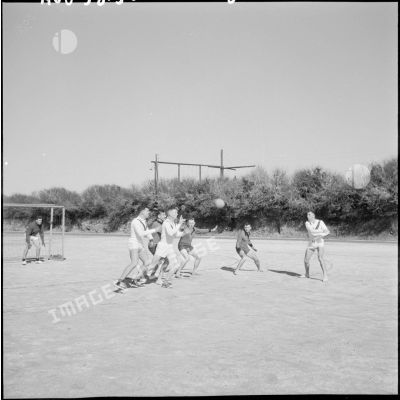 Entraînement de handball au centre des fusiliers marins Siroco de Cap Matifou.