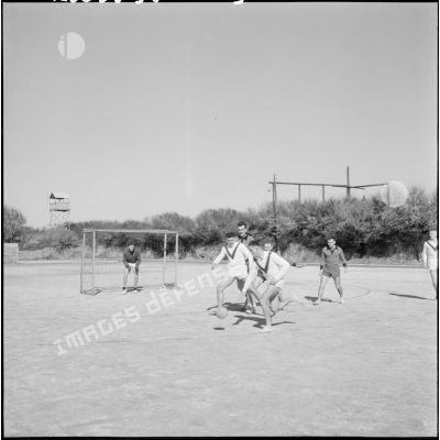 Entraînement de handball au centre des fusiliers marins Siroco de Cap Matifou.