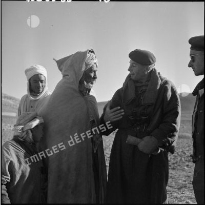 Un homme du village donne des renseignements au colonel Fourcade du 8e RPC (8e régiment de parachutistes coloniaux).