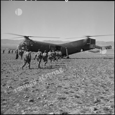 Les parachutistes du 8e RPC (8e régiment de parachutistes coloniaux) embarquent à bord d’un hélicoptère de transport Vertol H-21 dit banane.