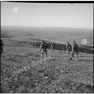 Les parachutistes du 8e RPC (8e régiment de parachutistes coloniaux) progressent sur le terrain.