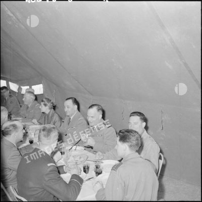Déjeuner des officiels lors de la venue du général Salan à Médéa.