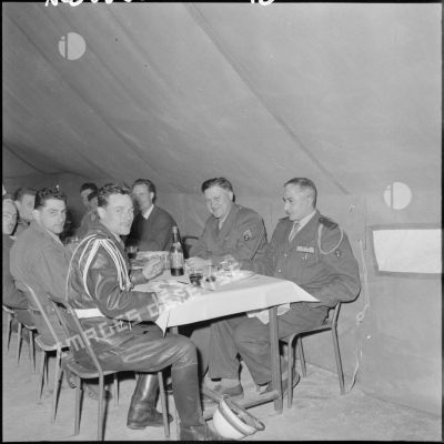 Déjeuner des officiels lors de la venue du général Salan à Médéa.