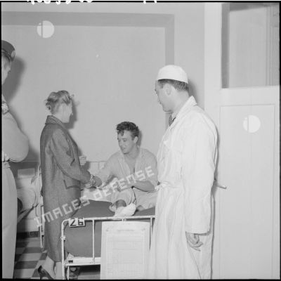 Madame Salan visite les blessés et les malades de l’hôpital Jean Riss de Médéa.
