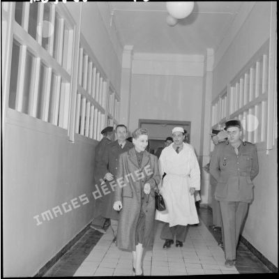Madame Salan visite l’hôpital Jean Riss de Médéa.