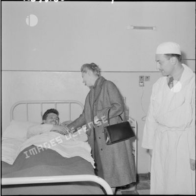 Madame Salan visite les blessés et les malades de l’hôpital Jean Riss de Médéa.