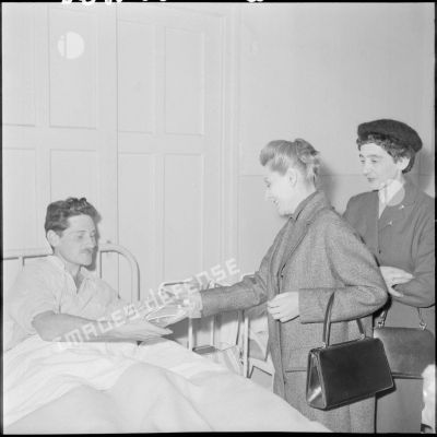 Madame Salan distribue des colis aux blessés et aux malades de l’hôpital Jean Riss de Médéa.