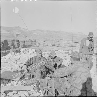 Le PC du colonel Bigeard, commandant le 3e régiment de parachutistes coloniaux (3e RPC), lors de l’opération Djeurf.