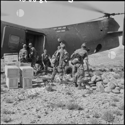 Ravitaillement par hélicoptère d’une section du 3e régiment de parachutistes coloniaux (3e RPC) lors de l’opération Djeurf.