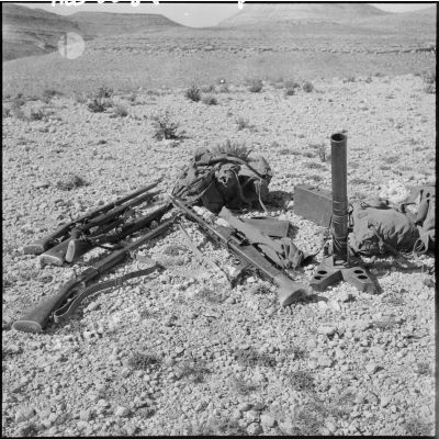 Armes récupérées lors de l'opération Djeurf menée par le 3e régiment de parachutistes coloniaux (3e RPC).