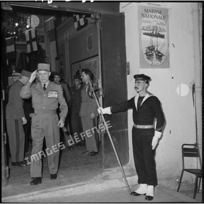 Le général d'armée Salan à la sortie d'une exposition de la Marine à Alger.