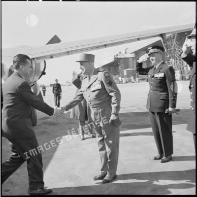 Le général Salan, commandant supérieur interarmées et commandant la Xe région militaire (Xe RM), accueille le ministre de la Défense nationale Chaban-Delmas, à son arrivée à Alger.