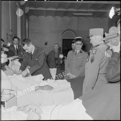 Le ministre de la Défense nationale, Jacques Chaban-Delmas, visite les blessés de l’hôpital Maillot d’Alger.