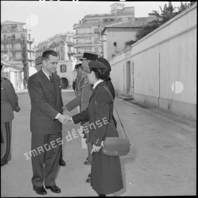 Le ministre de la Défense nationale, Jacques Chaban-Delmas, arrive à l’hôpital Maillot d’Alger.