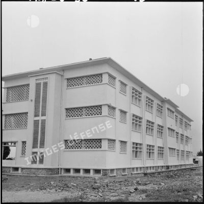 Un bâtiment de l’école militaire annexe des transmissions d'Afrique du nord à Beni-Messous.