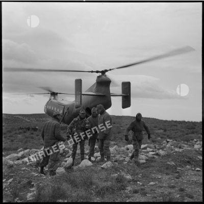 Un hélicoptère sur le terrain de l'opération héliportée Djeurf.