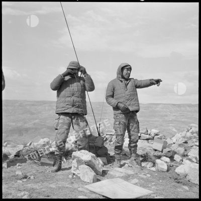 Le colonel Bigeard à la radion et le commandant Lenoir du 3e régiment de parachutistes coloniaux (3e RPC) sur le terrain de l'opération héliportée de Djeurf.