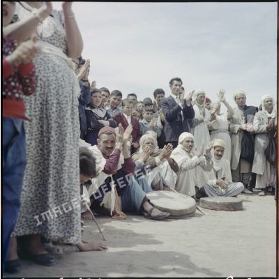 Musiciens  et spectateurs lors de la fête de l'Aïd El-Seghir à Maison Carrée.