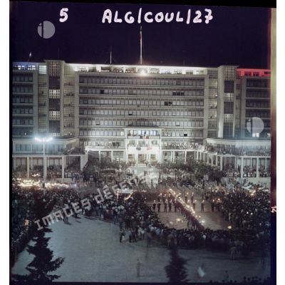 Vue de nuit de la foule devant le Palais du Gouvernement d'Alger.