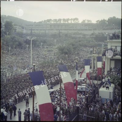 La foule devant le palais du gouvernement général à Alger, lors de la venue du général de Gaulle.