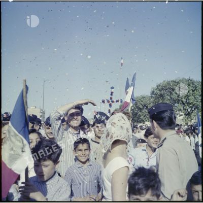 La foule brandit des drapeaux tricolores lors de la venue du général de Gaulle à Alger.