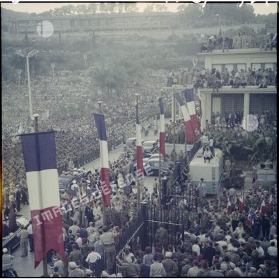 La foule devant le palais du gouvernement général à Alger lors de la venue du général de Gaulle.
