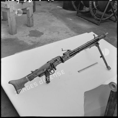 Présentation d'une mitrailleuse allemande MG 42.