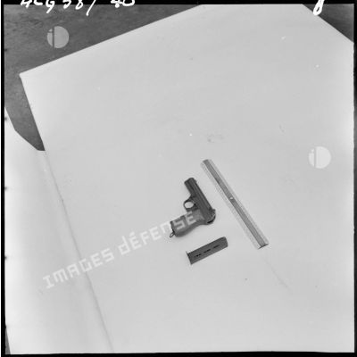 Un pistolet tchécoslovaque récupéré sur un navire ennemi.